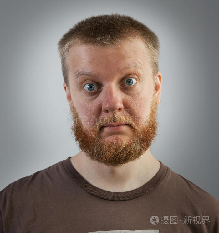 满脸胡子眼睛鼓的男人