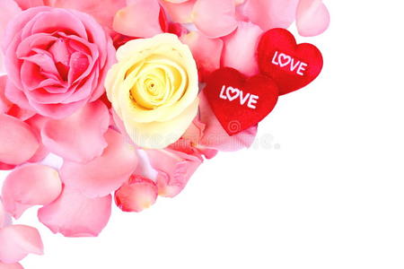 美丽的粉红色和白色玫瑰和红色的爱的心在白色的背景。