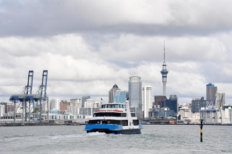 渡轮和奥克兰城市景观，新西兰