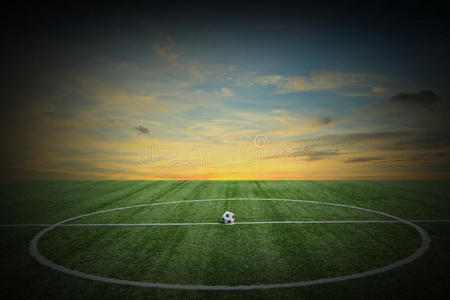 日落时的足球绿草地