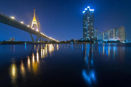 黄昏时分，曼谷城市景观河与普密蓬大桥。