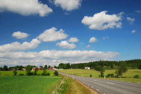 乡村景观与道路，农场和云