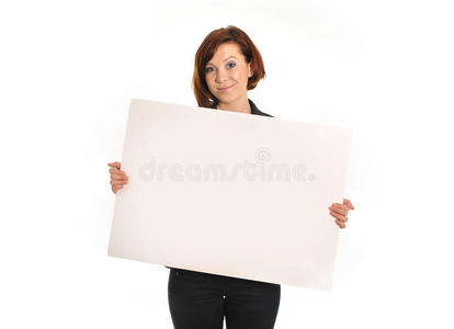 快乐忙碌的女商人拿着纸板招牌作为复印空间