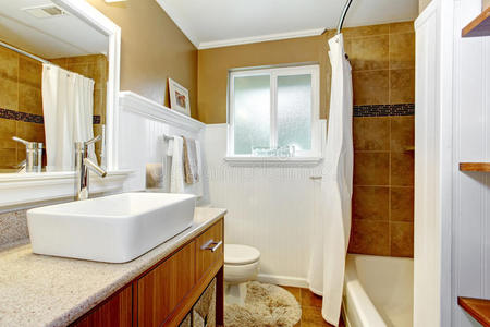 带窗户的棕色和白色舒适浴室