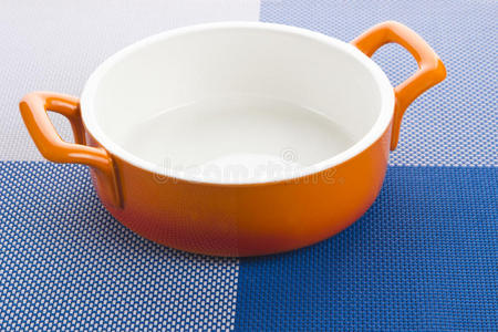 空橙色碗和桌布