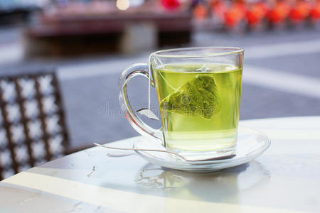 咖啡馆里的热绿茶照片