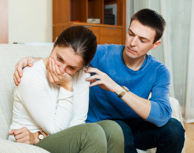 哭泣的女人有问题,男人安慰她照片