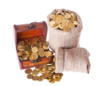木箱和两个装满硬币的袋子