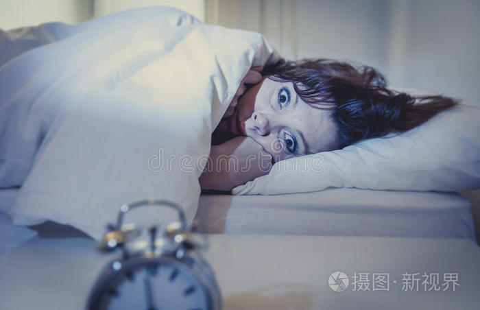 睡不着的失眠女性白底