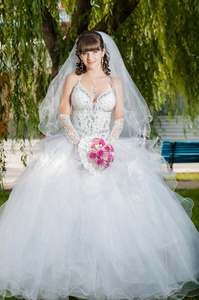 穿婚纱的美丽新娘
