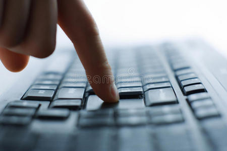 男性手控键盘