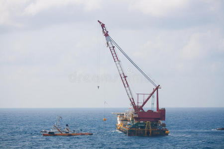 起重船进行海上重型起重安装