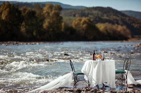 河畔装饰婚宴桌图片