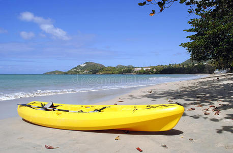 圣卢西亚宁静海滩上的独木舟