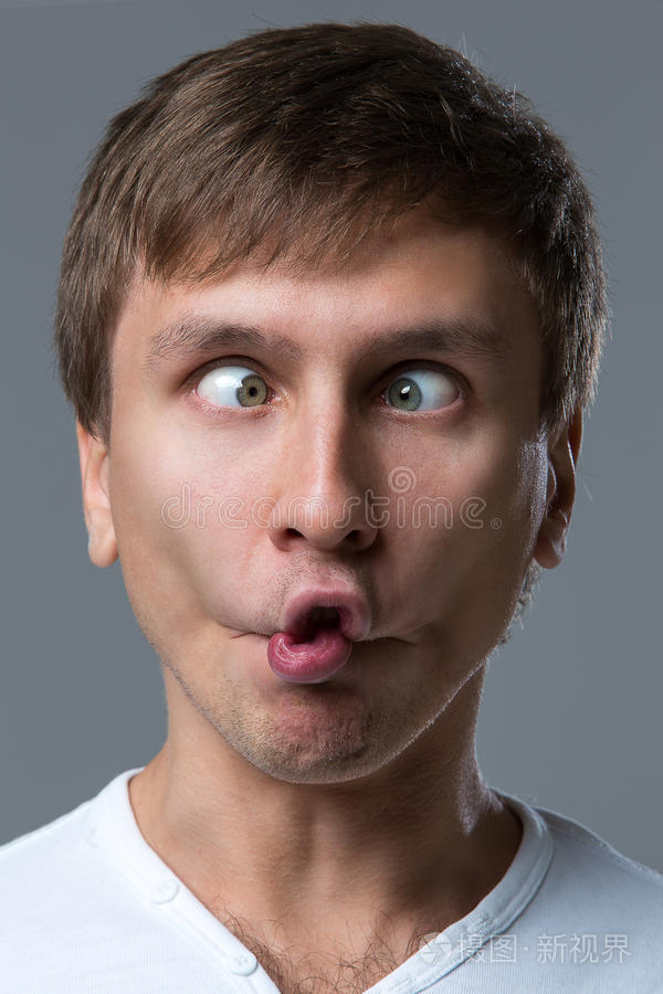 大个头男人会做出疯狂的表情