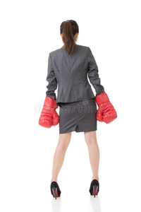 戴拳击手套的亚洲女商人的后视图