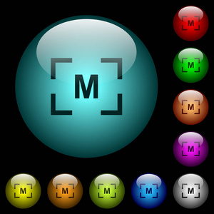 相机手动设置模式图标在彩色照明球形玻璃按钮在黑色背景。 可用于黑色或深色模板