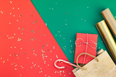 新年或圣诞礼物准备DIY平躺式圣诞假日庆祝手工礼品盒红绿纸背景。模板模型贺卡或您的文字设计2019年