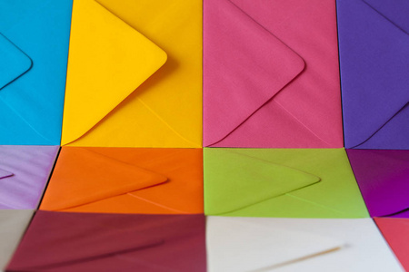 桌子上有不同的彩色信封。桌子上有信封的组成。