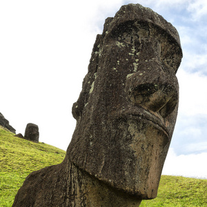 在智利，拉帕努伊，古董和神秘的穆伊雕像象征着一个古老的文化