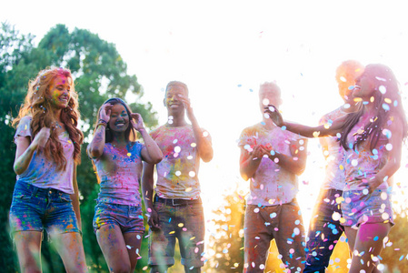 一群青少年在公园的霍利节上玩颜色