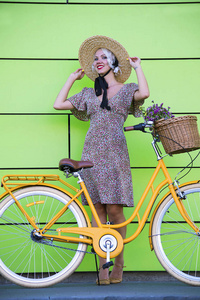 夏天城市里的墙和自行车附近的漂亮女孩