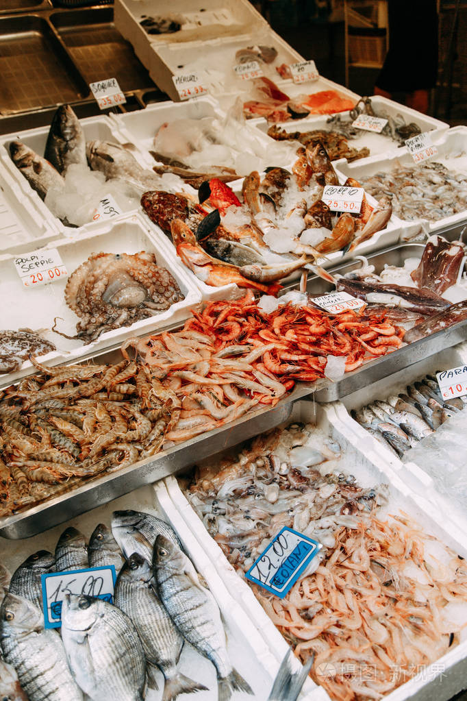 意大利的街头市场。 柜台上有水果和鱼。 新鲜蔬菜的近距离观察。 鱼制品虾和贻贝加冰。