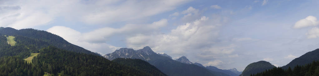 阿尔卑斯山的全景。 意大利卡姆波罗索市的阿尔卑斯山景色