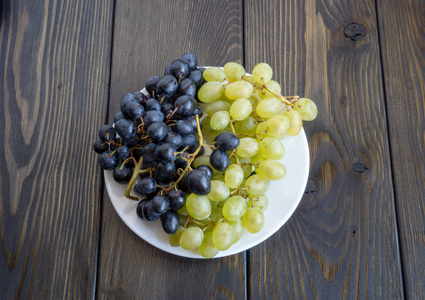 木制背景上的葡萄