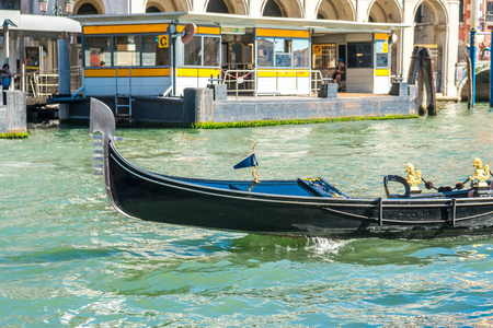 意大利威尼斯狭窄运河中的贡多拉。