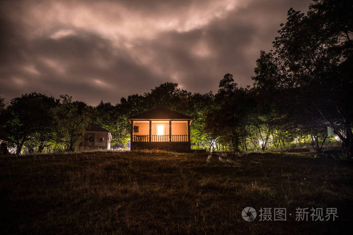 森林中建造的山夜景观夜晚用云彩和星星夏夜长时间曝光拍摄的照片jpg