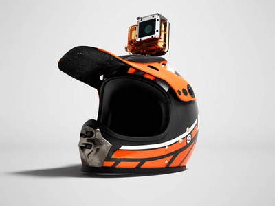 现代橙色摩托车头盔与动作相机视角从底部3D渲染灰色背景与阴影。