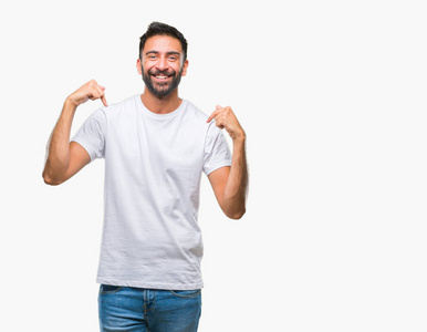 成年西班牙裔男人在孤立的背景下,自信地微笑着,用手指指着自己,骄傲