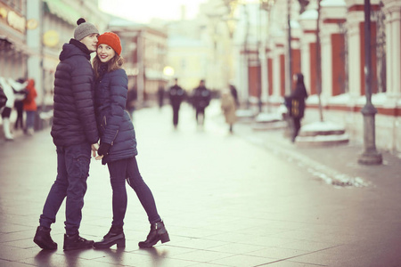 年轻男女走在冬城浪漫幸福的一对