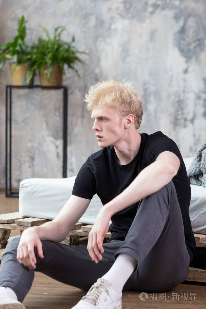 年轻英俊的金发男模特蓝眼睛