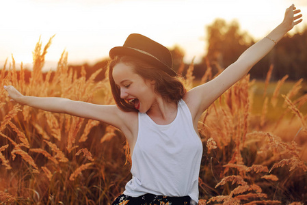 恶搞美女吹裙子图片