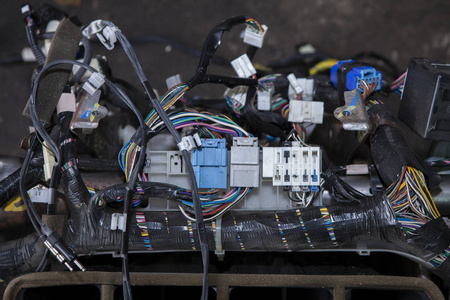 洞洞被男生插汽车线路修理汽车线路一大堆杂乱的五颜六色的电线,从