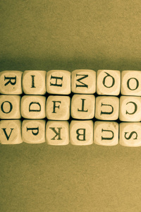 由木头制成的字母立方体