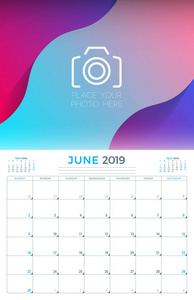 2019年6月。日历规划师文具设计模板与地方照片。 一周从星期天开始。 矢量插图