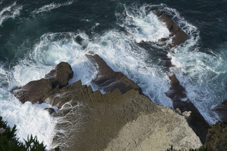 悬崖空中的岩石被海浪击中西班牙坎塔布里亚海