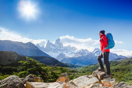 登山运动生活方式概念人与背包在山的背景风景.