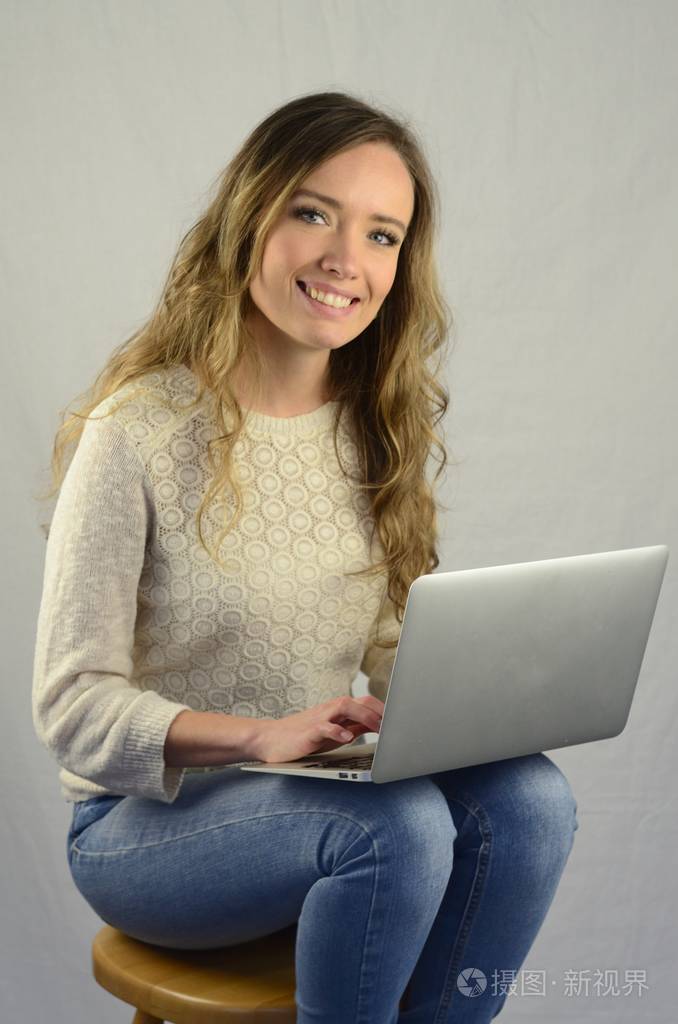 年轻有魅力的女人,有一台笔记本电脑,我的膝盖在瑞典施塔德