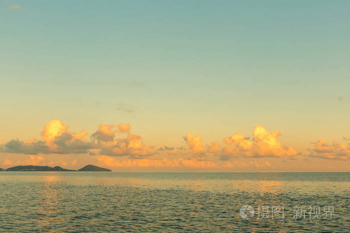 日落时海景的风景如画