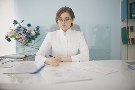 现代医学观念中穿着制服的年轻女医生