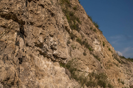 废弃火石采石场的地质露头图片