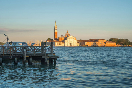 在意大利威尼斯的圣乔治玛吉奥教堂的景观，大运河。