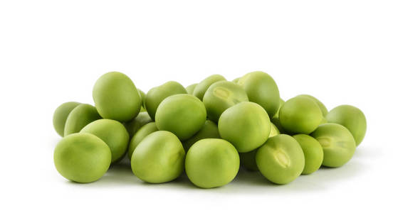 在白色背景上分离出的新鲜绿豌豆。