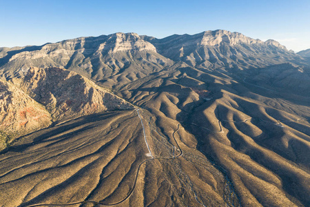 位于拉斯维加斯NV郊外的红岩峡谷国家保护区是大型红岩地质构造的展示。 这是一个很受欢迎的徒步旅行和攀岩目的地。