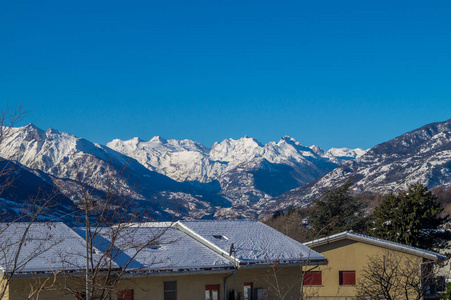 冬天的山景，晴天下雪