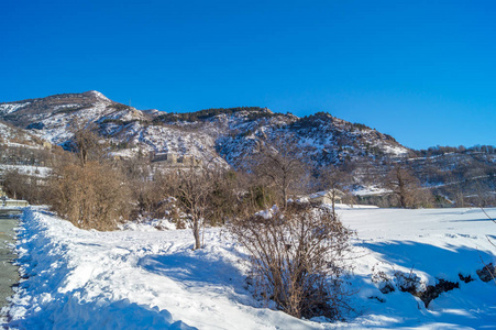 冬天的山景，晴天下雪